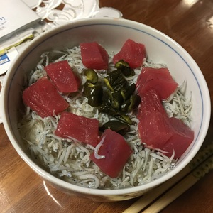 『しらす丼が　うまいぞ～！！』